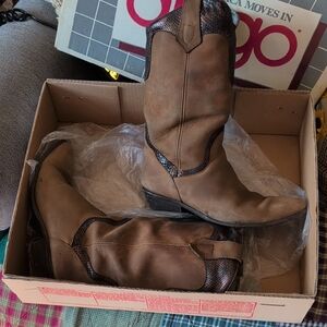 Dingo Brown and Black Heeled Boots